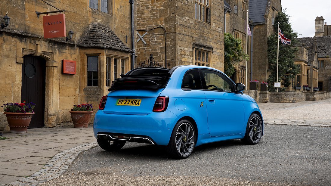 Abarth 500e Convertible (2023-…) rear quarter photo, three-quarter view, diagonal, exterior