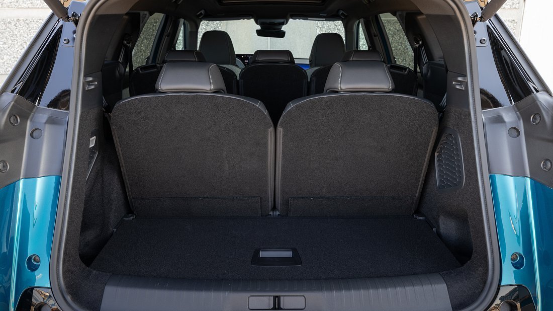 Peugeot e-5008 98 kWh Long Range FWD (2024-…) trunk, boot, seats up, seats upright, cargo space, cargo volume, cargo capacity, storage