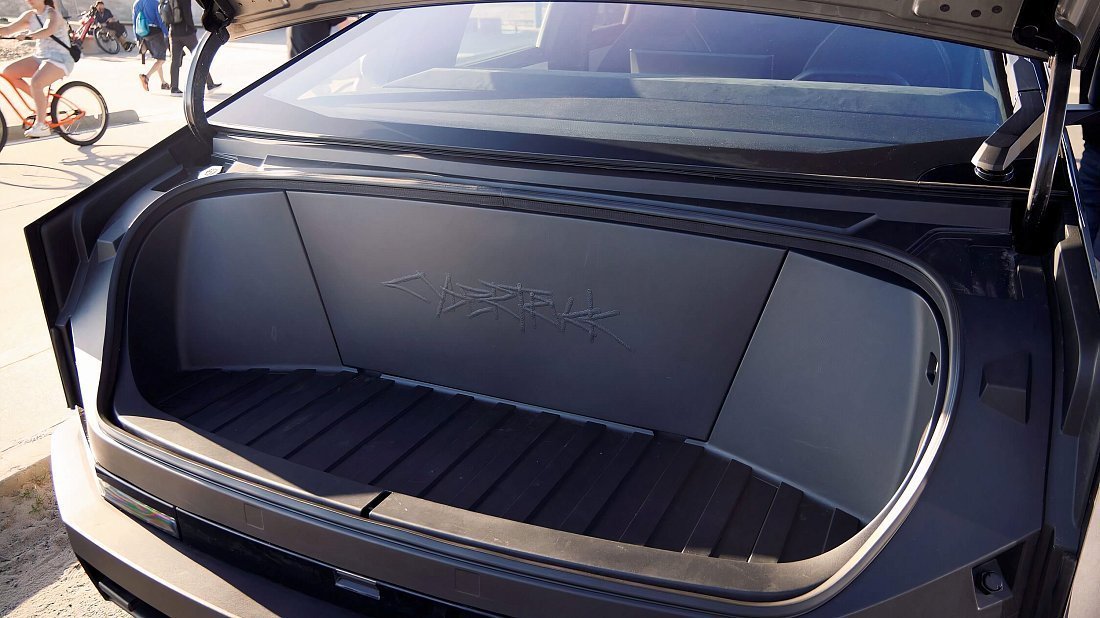 Tesla Cybertruck Cyberbeast (2024-…) frunk, front trunk, under hood, storage, cargo, capacity, bonus space