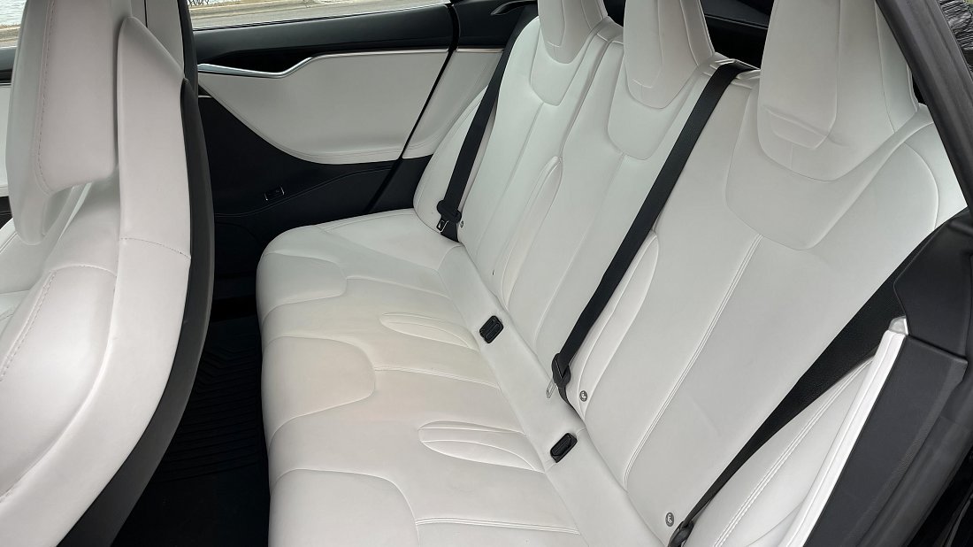 Tesla Model S P100D (2016-2019) rear seats, back seats, passenger seats, legroom, headroom, interior