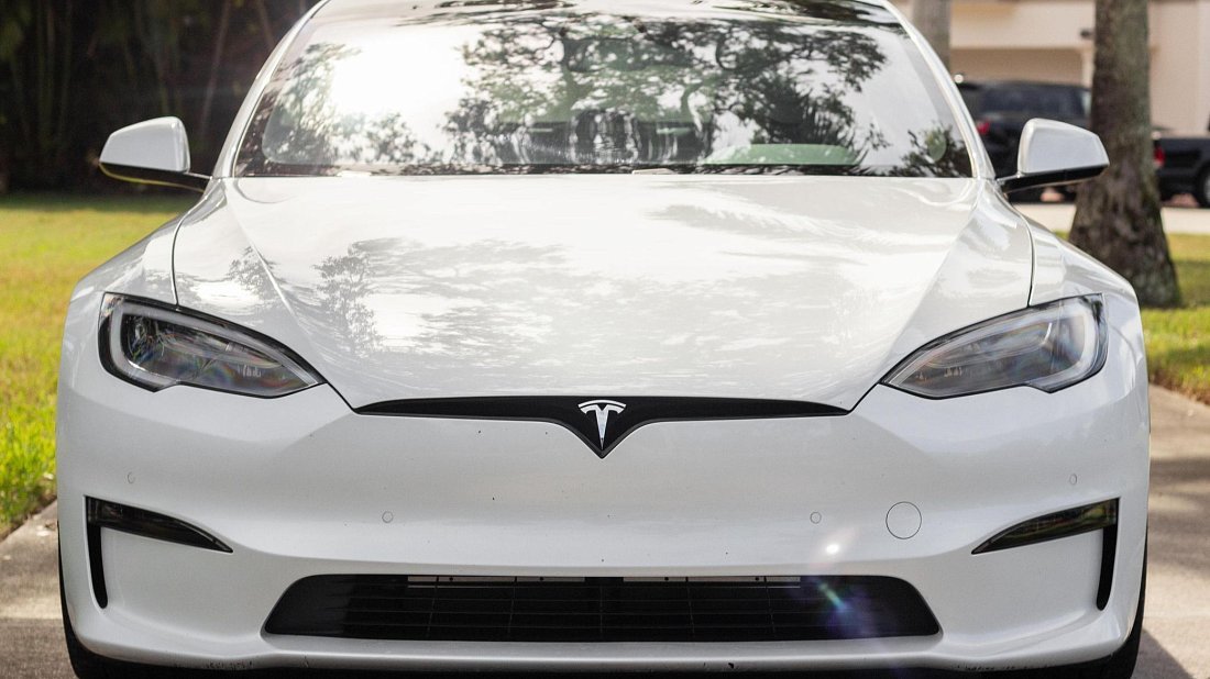 Tesla Model S Plaid (2021-…) front fascia, grille, headlights, bumper, exterior