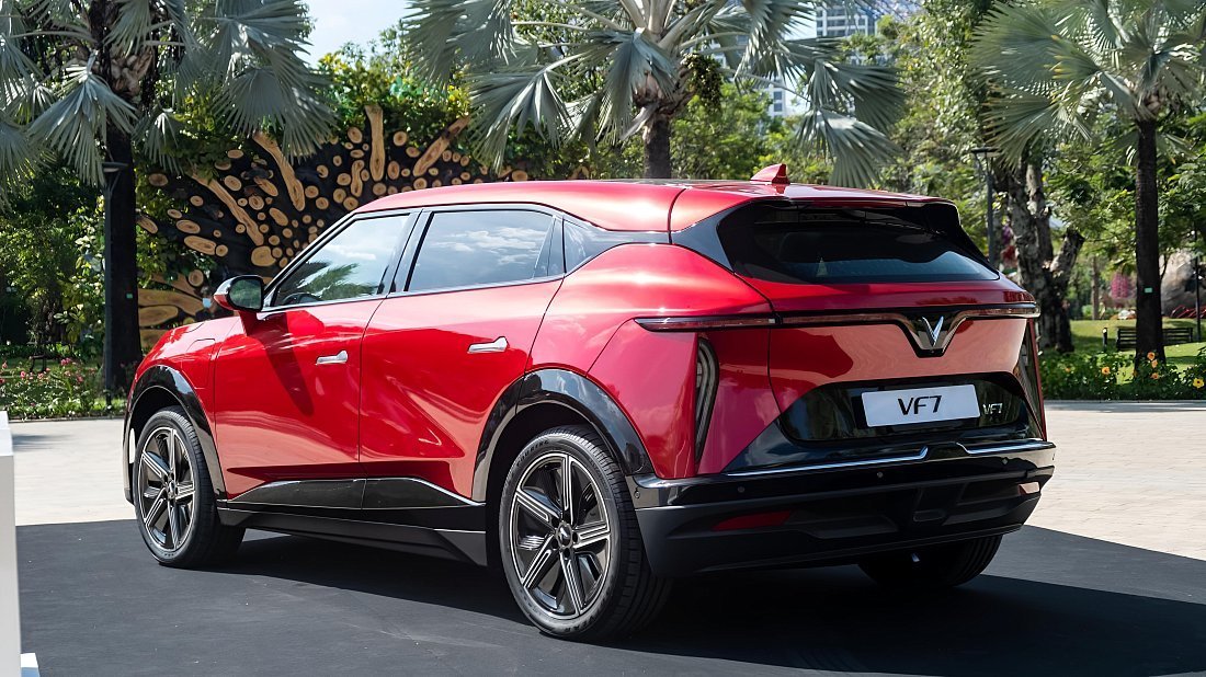 VinFast VF 7 Eco (2024-…) rear quarter photo, three-quarter view, diagonal, exterior
