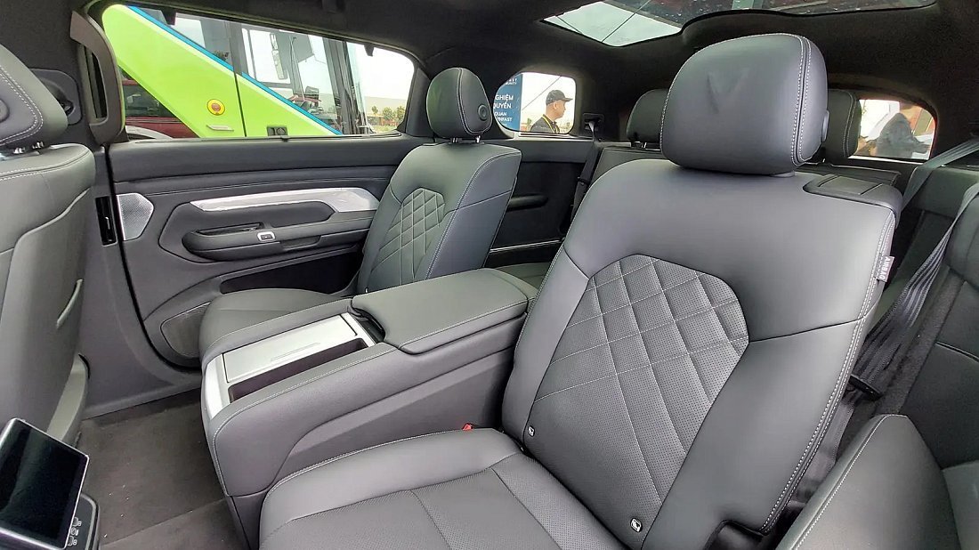 VinFast VF 9 Plus (2024-…) rear seats, back seats, passenger seats, legroom, headroom, interior