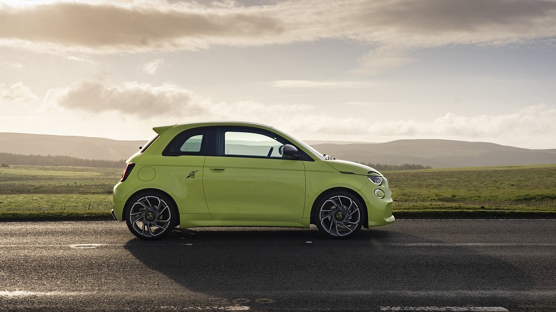 Abarth 500e Hatchback (2023-…) side profile, silhouette, doors, wheels, exterior