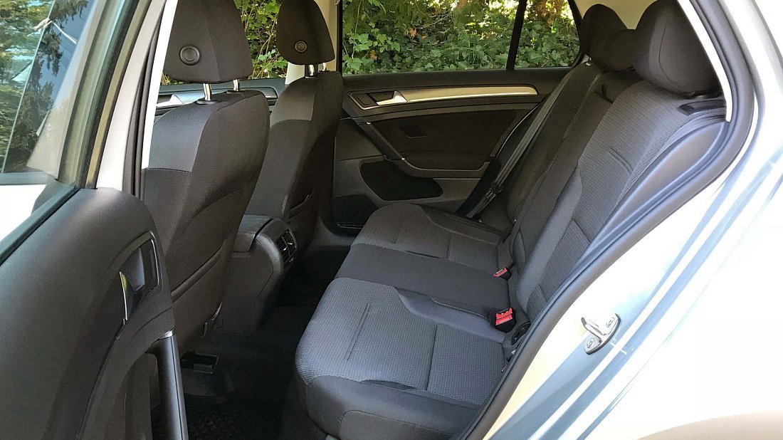 Volkswagen e-Golf 35.8 kWh (2017-2020) rear seats, back seats, passenger seats, legroom, headroom, interior