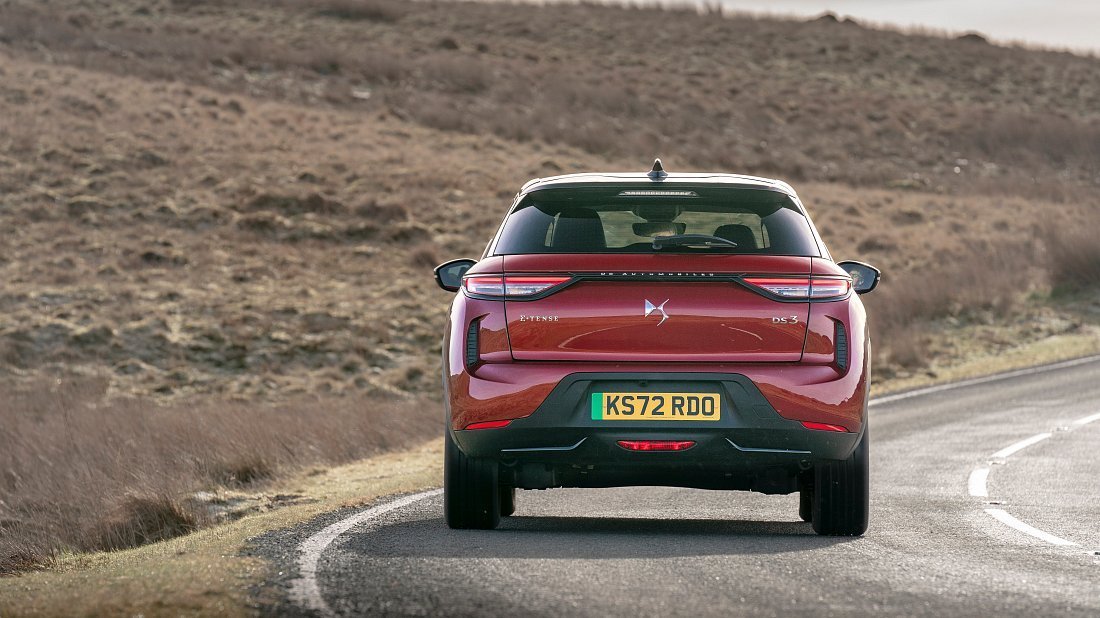 DS 3 E-Tense (2022-…) rear view photo, taillights, trunk, spoiler, badge, bumper, exterior