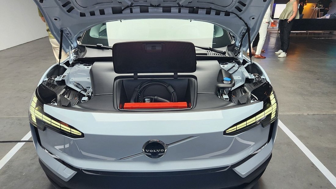Volvo EX30 Twin Motor Performance (2023-…) frunk, front trunk, under hood, storage, cargo, capacity, bonus space