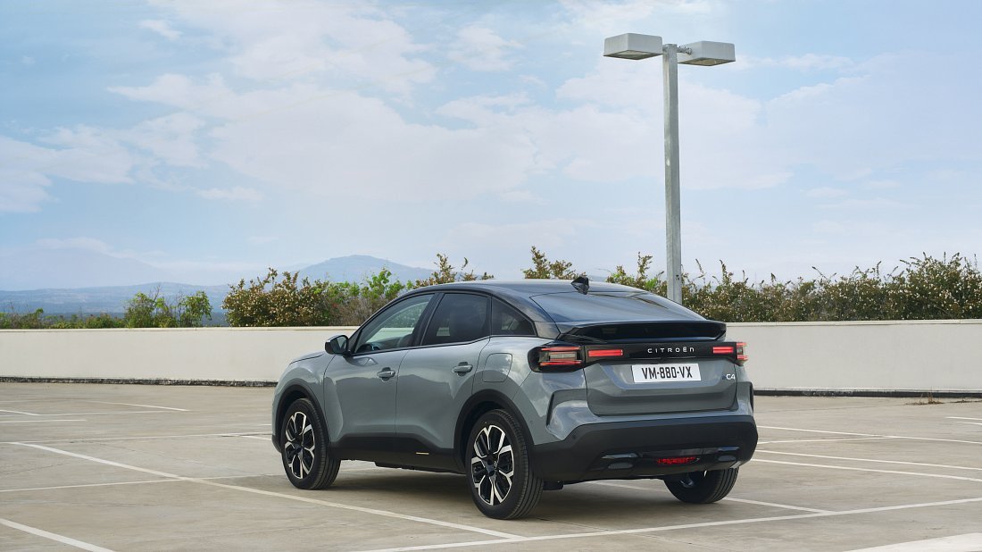 Citroën e-C4 50 kWh (2024-…) rear quarter, three-quarter view, diagonal, exterior