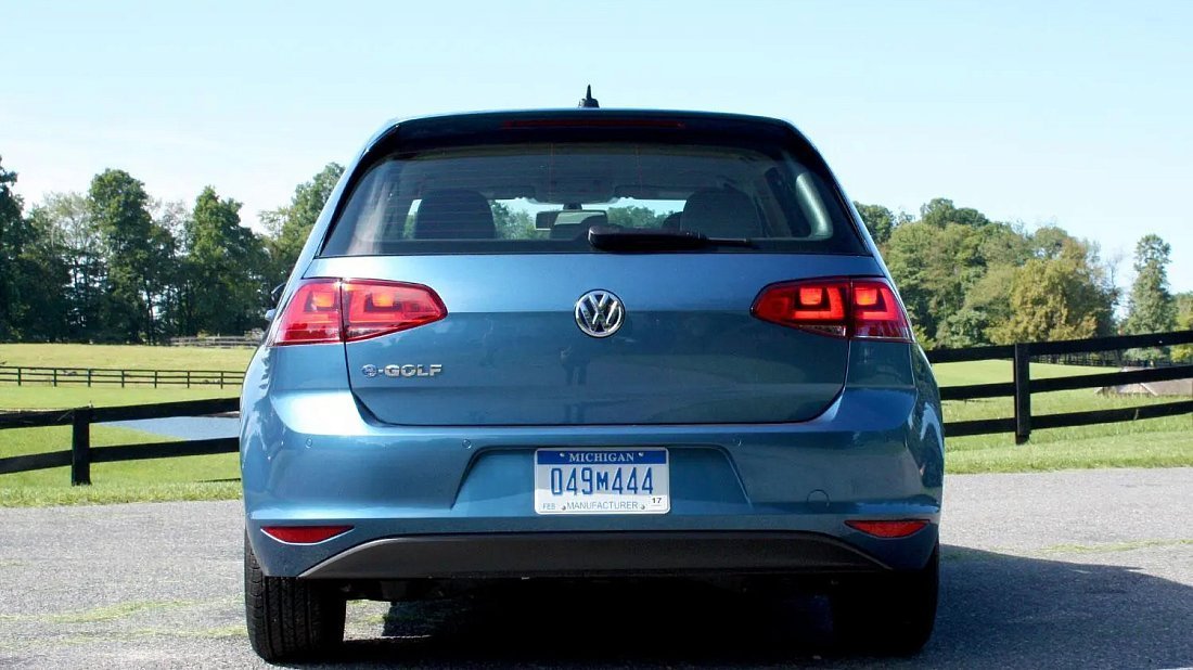 Volkswagen e-Golf 24.2 kWh (2014-2016) rear view, taillights, trunk, spoiler, badge, bumper, exterior