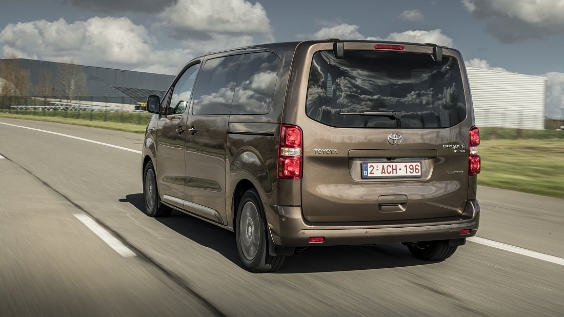 Toyota Proace Verso Electric M 50 kWh (2021-2024) rear quarter, three-quarter view, diagonal, exterior