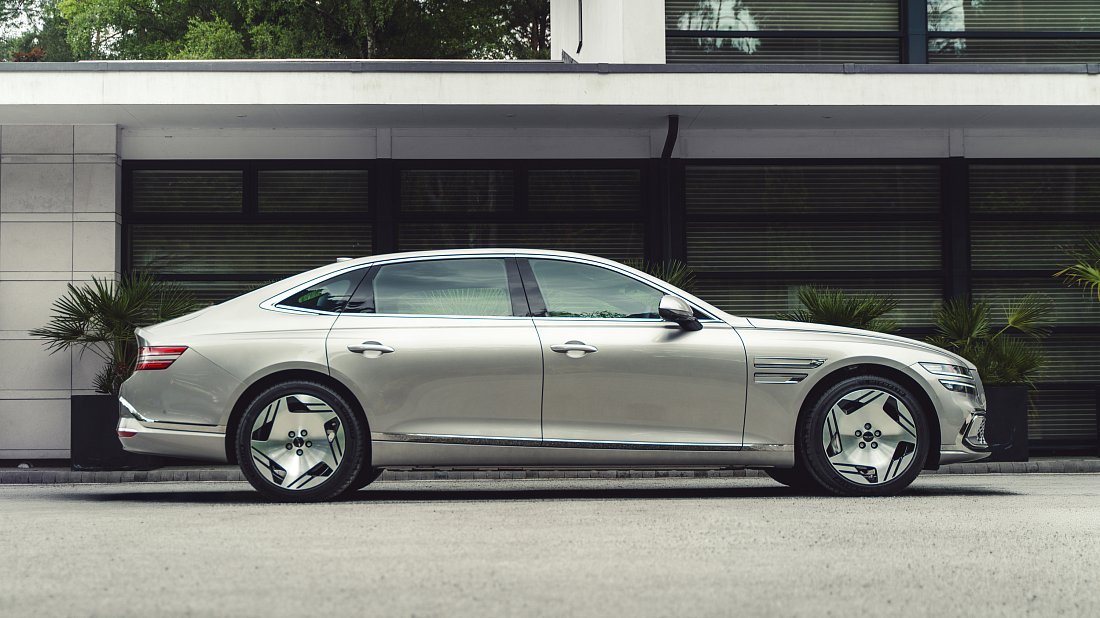 Genesis Electrified G80 AWD (2025-…) side profile photo, silhouette, doors, wheels, exterior