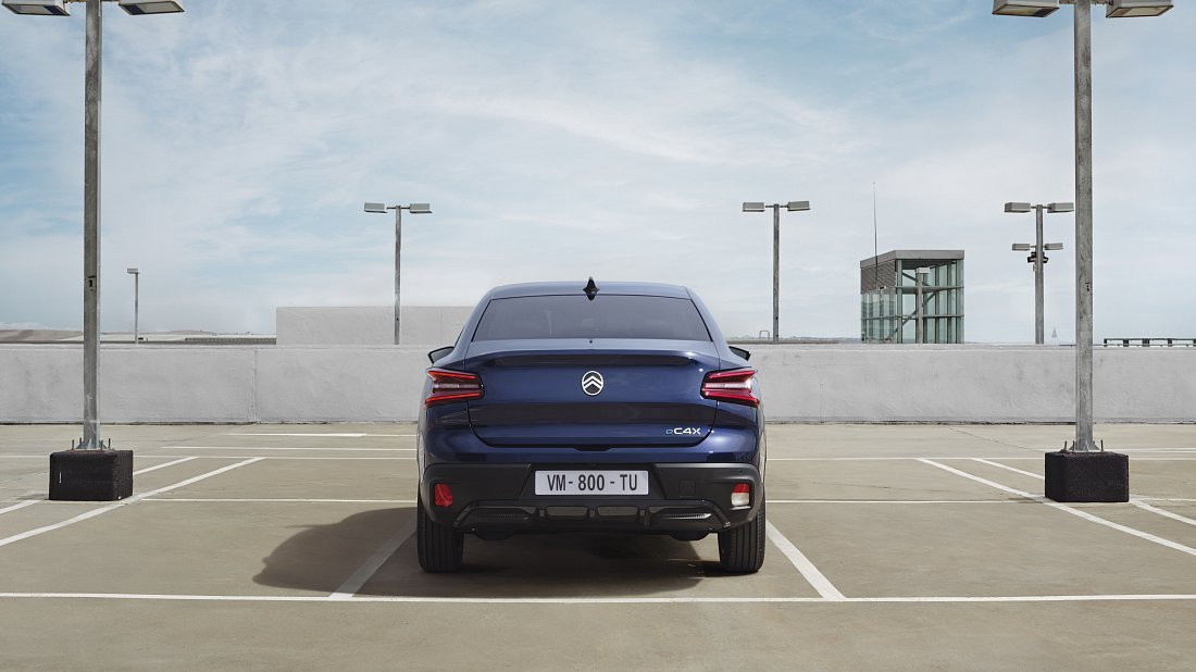 Citroën e-C4 X 54 kWh (2024-…) rear view photo, taillights, trunk, spoiler, badge, bumper, exterior