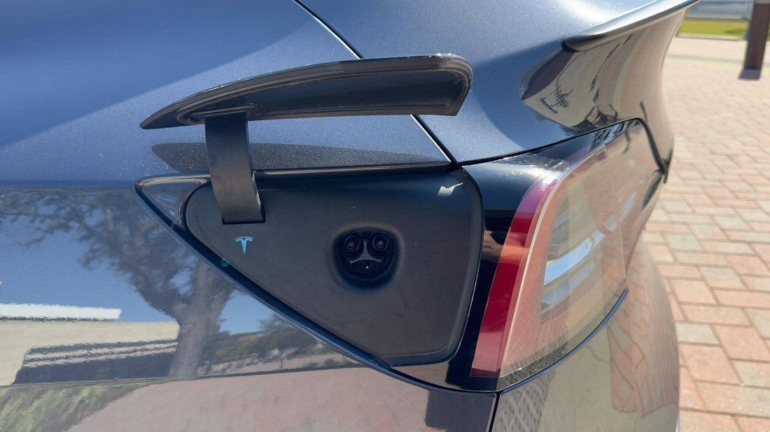 Tesla Model Y Performance (2020-2025) charge port USA photo, charging, inlet, plug, connector