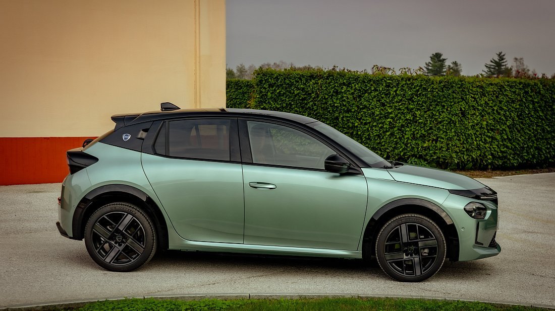 Lancia Ypsilon 54 kWh (2025-...) side profile photo, silhouette, doors, wheels, exterior