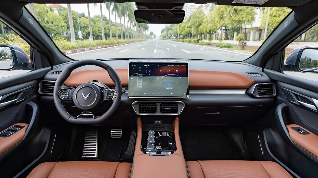 VinFast VF 8 Eco (2023-2024) interior photo, front seat, driver seat, dashboard, steering wheel, infotainment, cockpit
