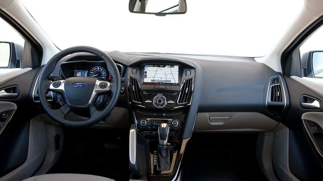 Ford Focus Electric 23 kWh (2011-2017) interior, front seat, driver seat, dashboard, steering wheel, infotainment, cockpit