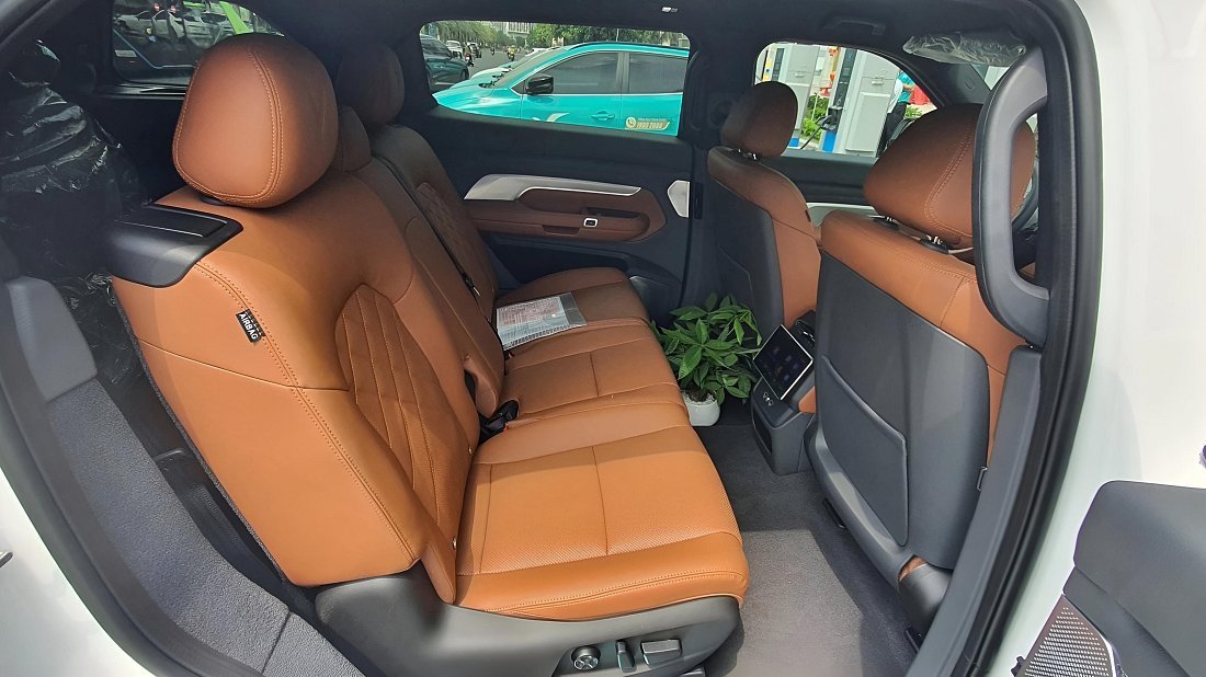VinFast VF 9 Eco (2024-…) rear seats, back seats, passenger seats, legroom, headroom, interior