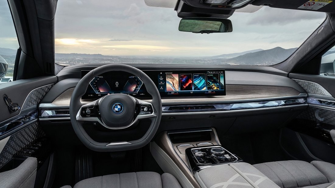 BMW i7 eDrive50 (2023-…) interior photo, front seat, driver seat, dashboard, steering wheel, infotainment, cockpit