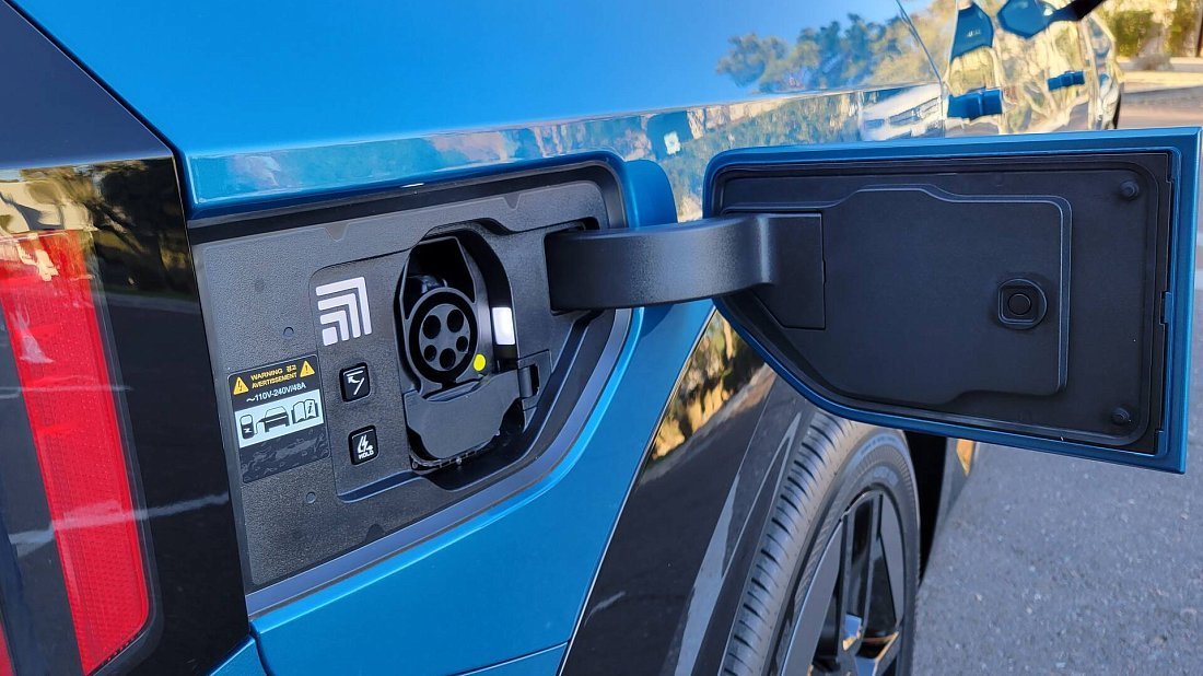 Kia EV9 GT Line AWD (2023-…) charge port USA photo, charging, inlet, plug, connector