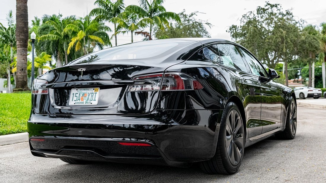 Tesla Model S Dual Motor (2021-…) rear quarter, three-quarter view, diagonal, exterior