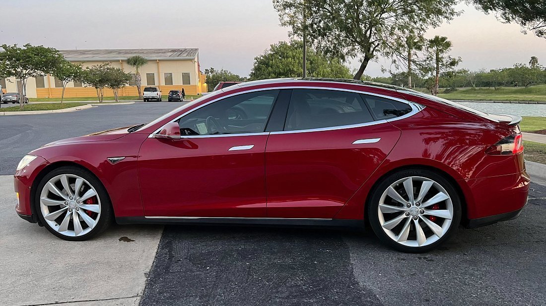 Tesla Model S P85D (2014-2016) side profile, silhouette, doors, wheels, exterior