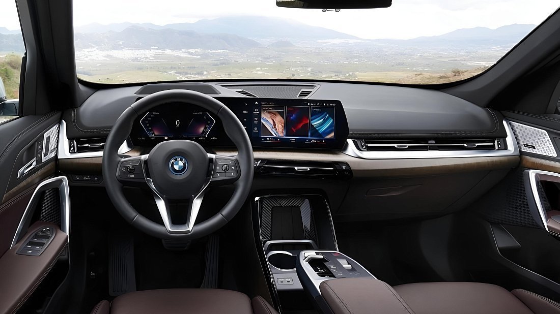BMW iX1 eDrive20 (2023-…) interior, front seat, driver seat, dashboard, steering wheel, infotainment, cockpit
