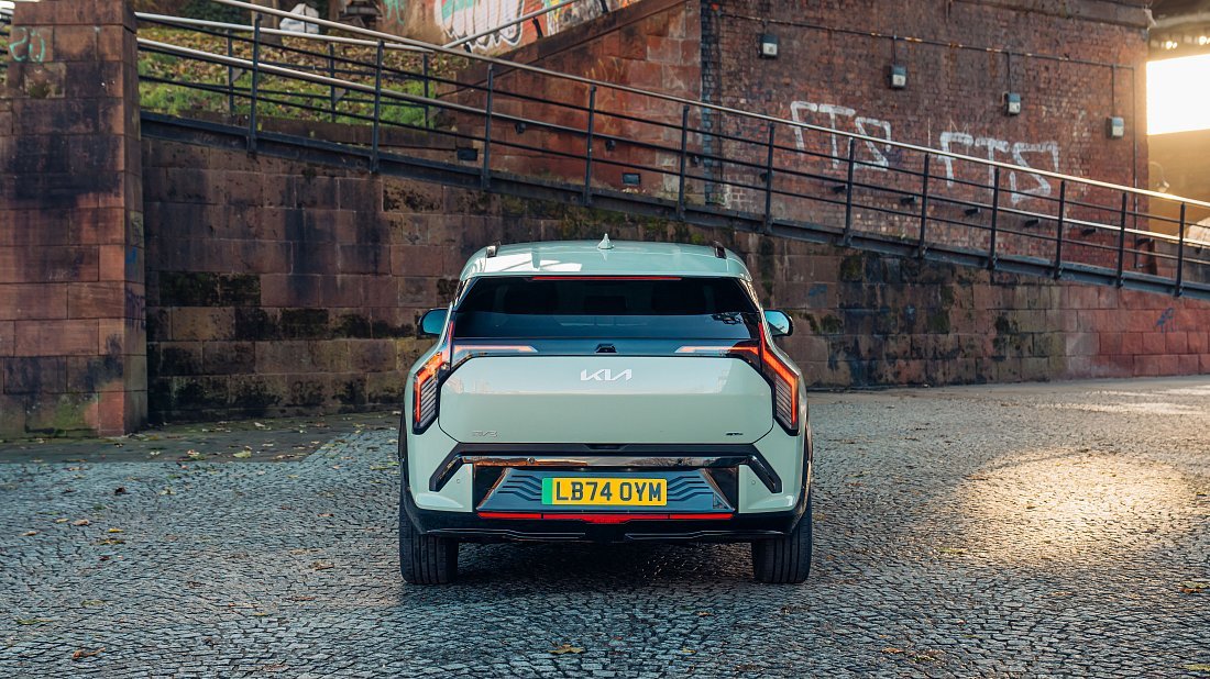 Kia EV3 Standard Range (2024-…) rear view, taillights, trunk, spoiler, badge, bumper, exterior