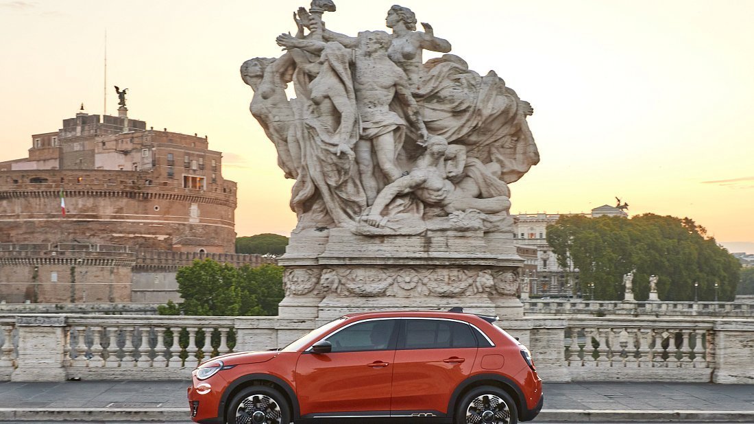 Fiat 600e (2023-…) side profile photo, silhouette, doors, wheels, exterior