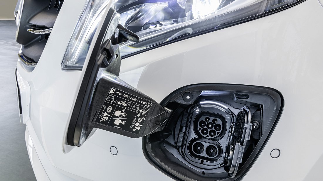 Mercedes eVito Tourer Extra-Long 60 kWh (2024-...) charge port Europe, charging, inlet, plug, connector