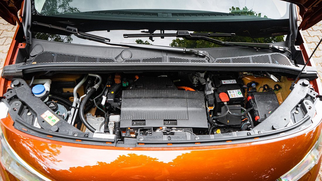 Opel Combo Electric Life 50 kWh (2021-2024) frunk, front trunk, under hood, storage, cargo, capacity, bonus space
