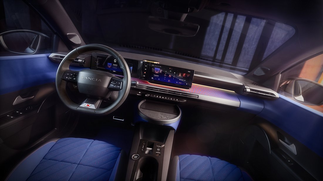 Lancia Ypsilon 54 kWh HF (2025-...) interior photo, front seat, driver seat, dashboard, steering wheel, infotainment, cockpit