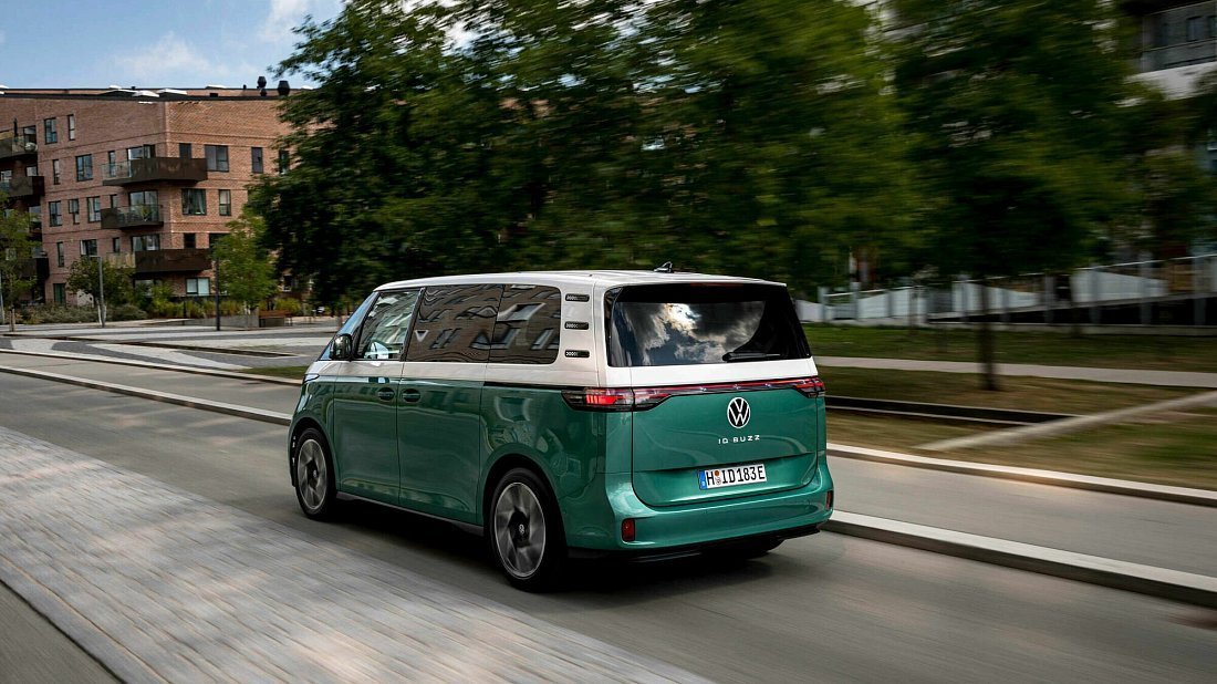 Volkswagen ID.Buzz Long Pro S (2024-…) rear quarter, three-quarter view, diagonal, exterior
