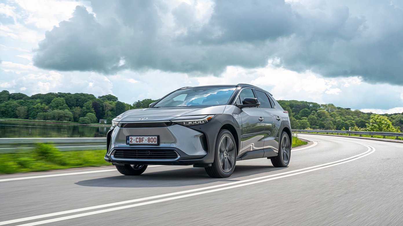 Toyota bZ4X (bZ) AWD 2025 - Electric SUV USA Overview | Green Cars Compare