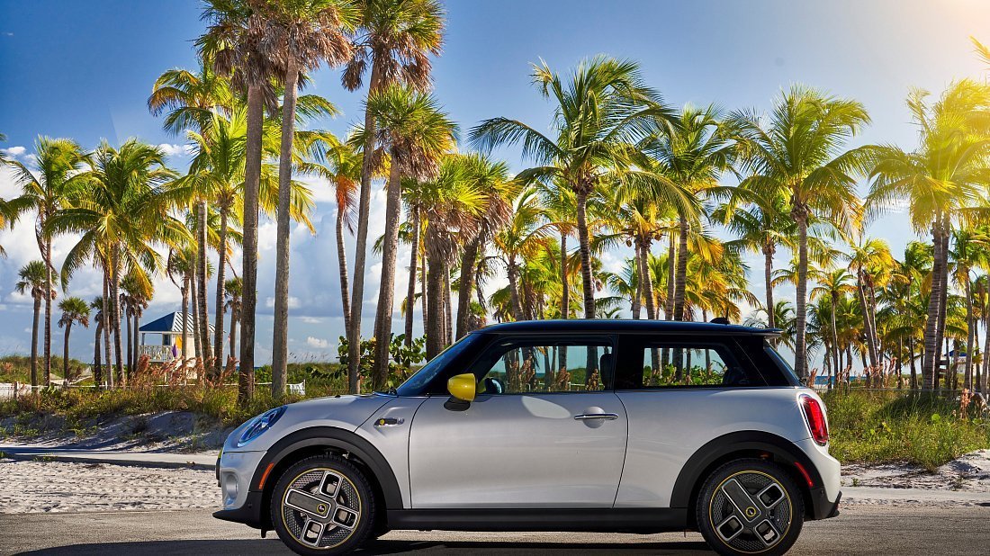 Mini Cooper SE (2020-2021) side profile photo, silhouette, doors, wheels, exterior