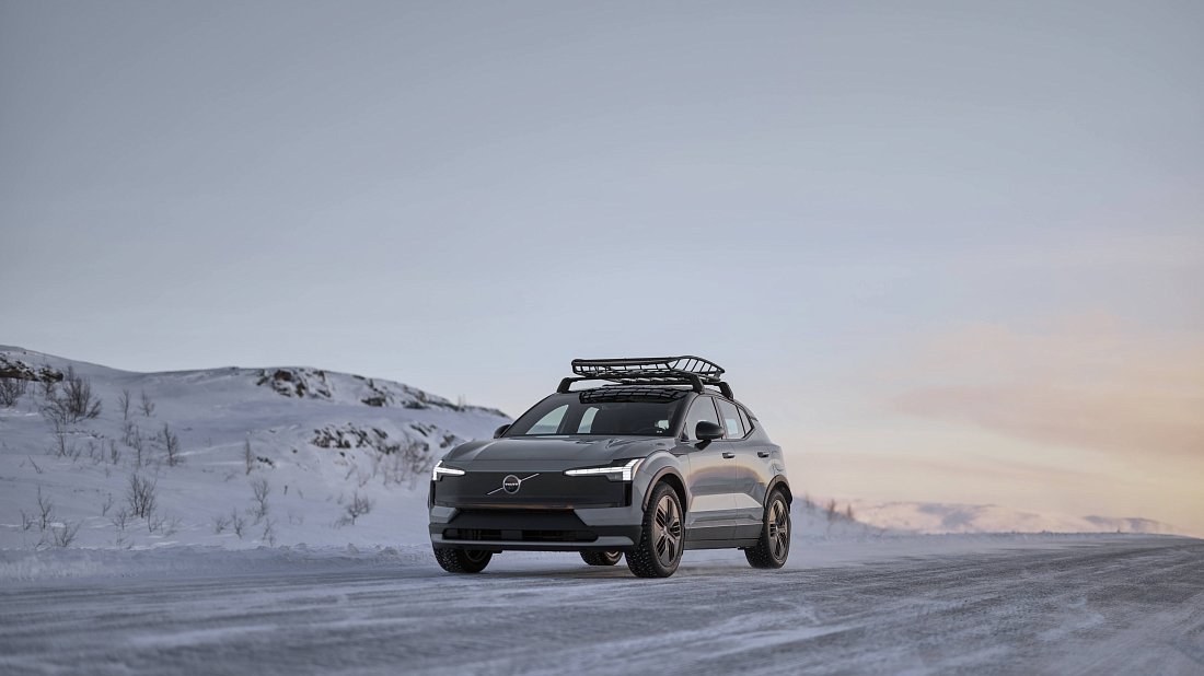 Volvo EX30 Cross Country (2025-…) front view, front quarter, diagonal, exterior