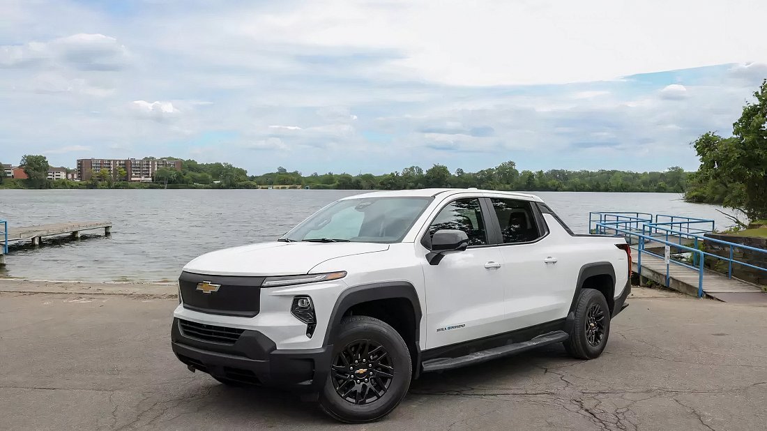 Chevrolet Silverado EV Work Truck Standard Range (2025-…) front view, front quarter, diagonal, exterior