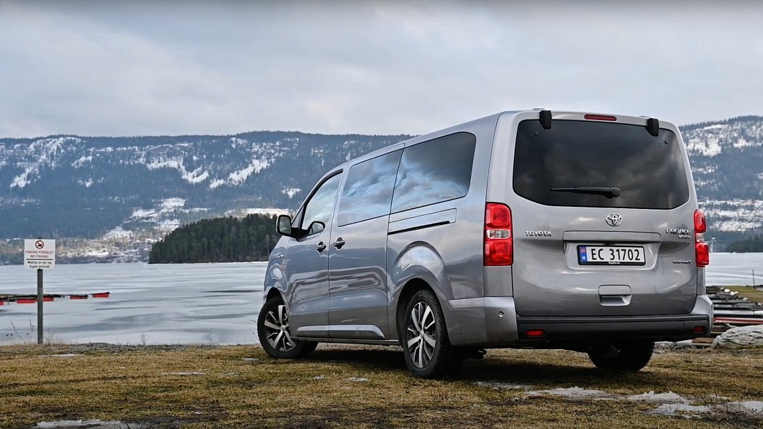 Toyota Proace Verso Electric L 75 kWh (2021-2024) rear quarter, three-quarter view, diagonal, exterior