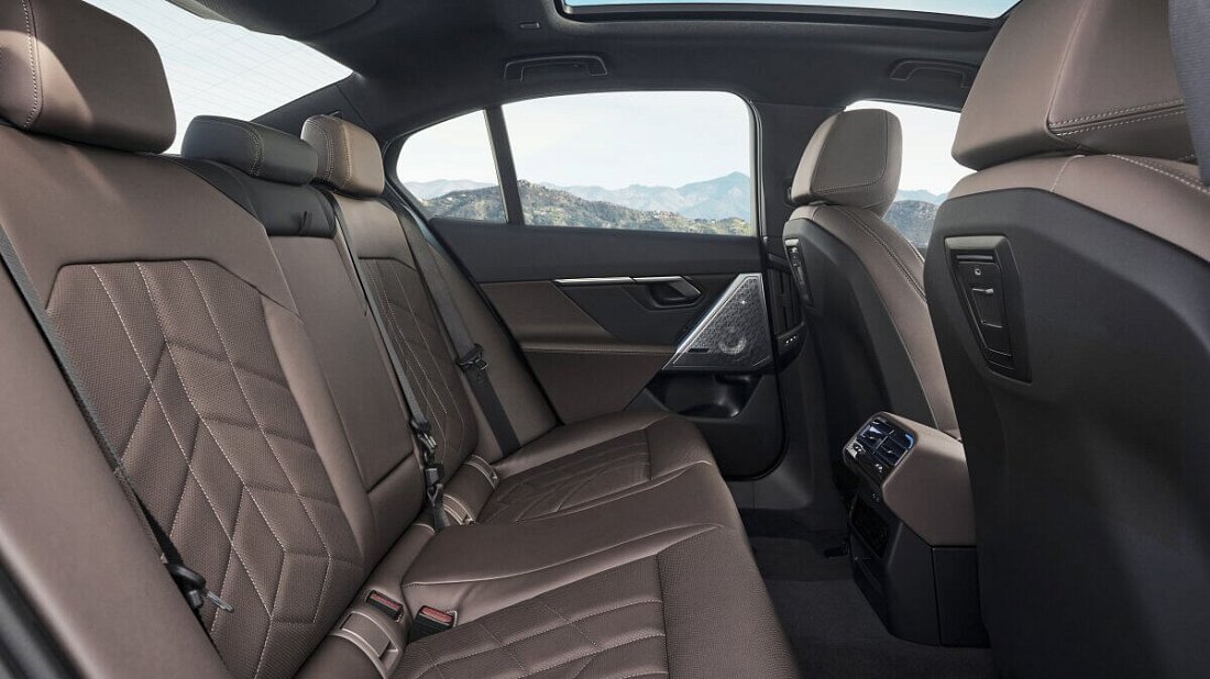 BMW i5 M60 xDrive (2025-…) rear seats, back seats, passenger seats, legroom, headroom, interior