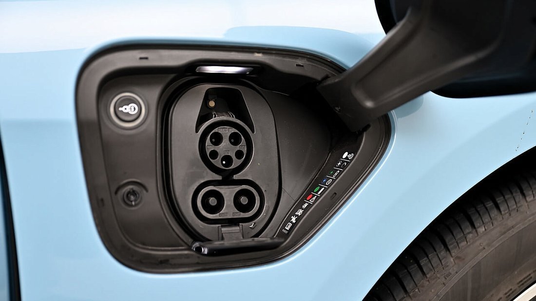 Audi e-tron GT quattro (2021-2024) charge port USA, charging, inlet, plug, connector