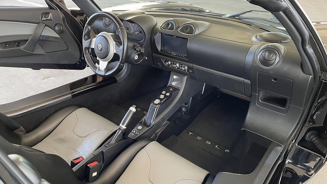 Tesla Roadster 2.0 (2009-2010) interior, front seat, driver seat, dashboard, steering wheel, infotainment, cockpit