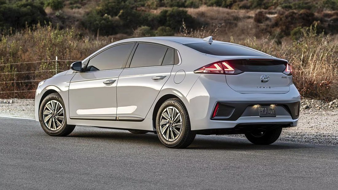 Hyundai Ioniq Electric Gen 2 (2019-2022) rear quarter photo, three-quarter view, diagonal, exterior
