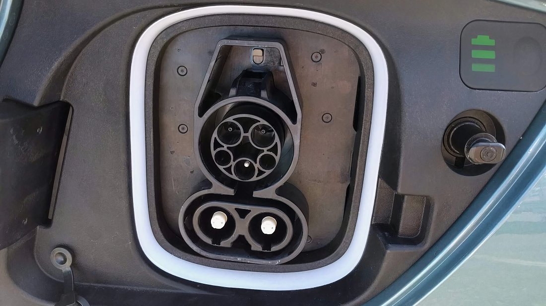 Hyundai Kona Electric Long Range (2018-2019) charge port USA, charging, inlet, plug, connector
