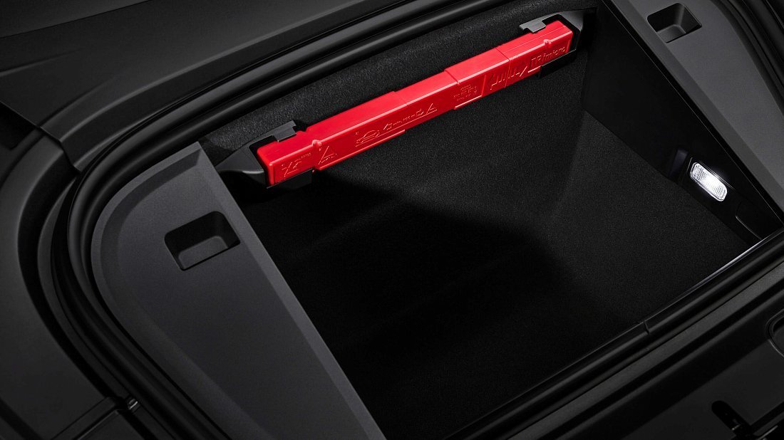 Audi e-tron GT quattro (2021-2024) frunk, front trunk, under hood, storage, cargo, capacity, bonus space