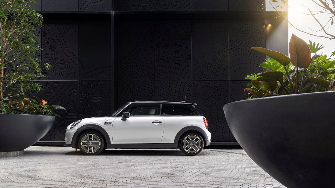 Mini Cooper SE (2021-2024) side profile photo, silhouette, doors, wheels, exterior
