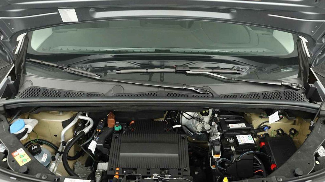 Toyota Proace Verso Electric L1 50 kWh (2024-...) frunk, front trunk, under hood, storage, cargo, capacity, bonus space