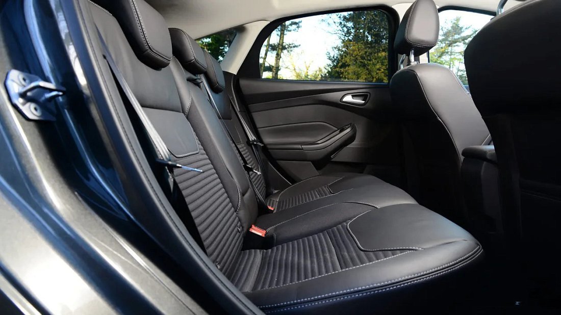 Ford Focus Electric 33 kWh (2017-2018) rear seats, back seats, passenger seats, legroom, headroom, interior