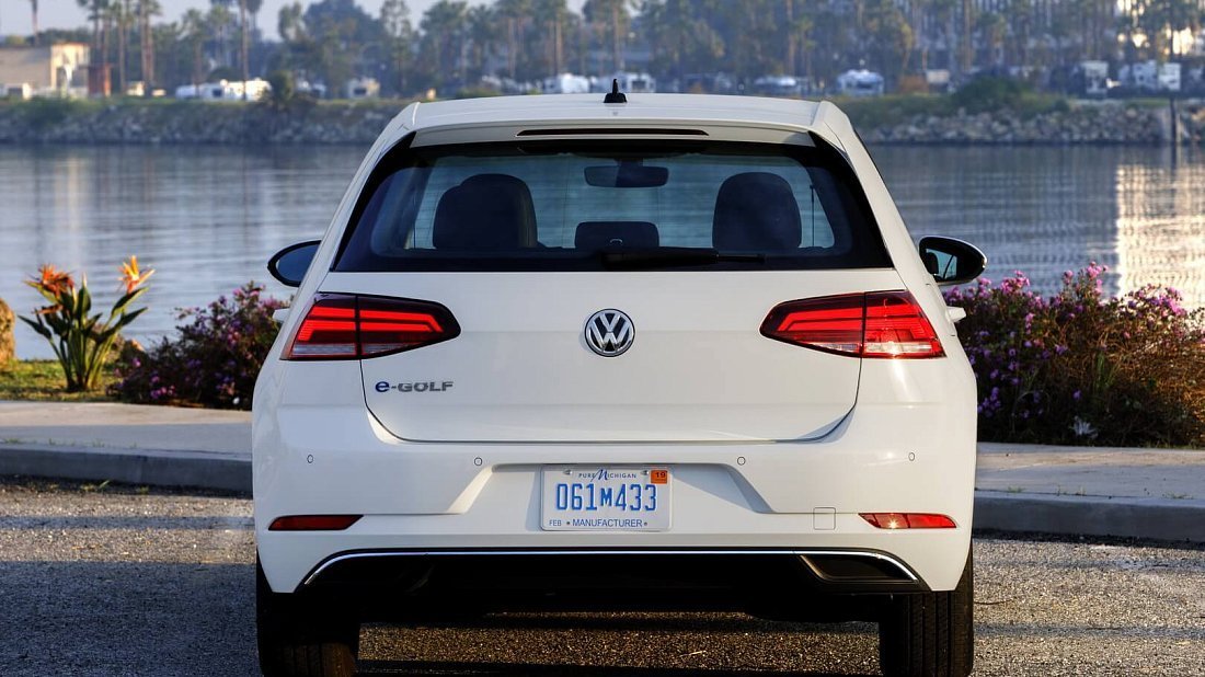 Volkswagen e-Golf 35.8 kWh (2017-2020) rear view, taillights, trunk, spoiler, badge, bumper, exterior