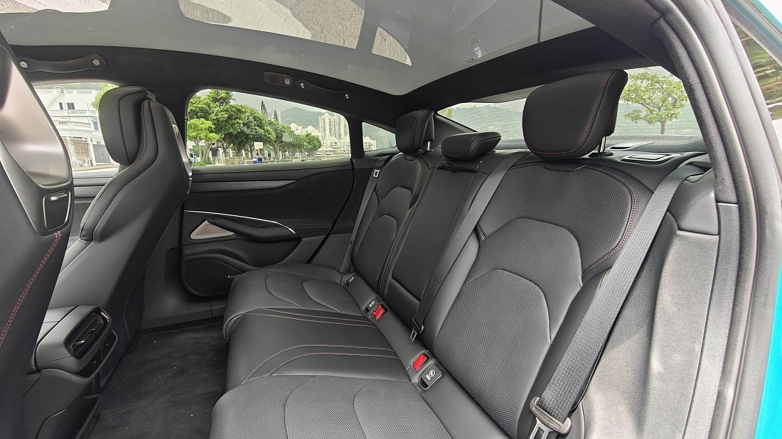 Xiaomi SU7 (2024-...) rear seats, back seats, passenger seats, legroom, headroom, interior