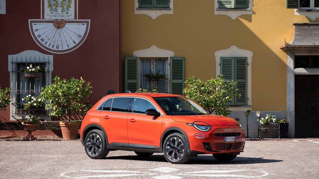 Fiat 600e (2023-…) front view, front quarter, diagonal, exterior