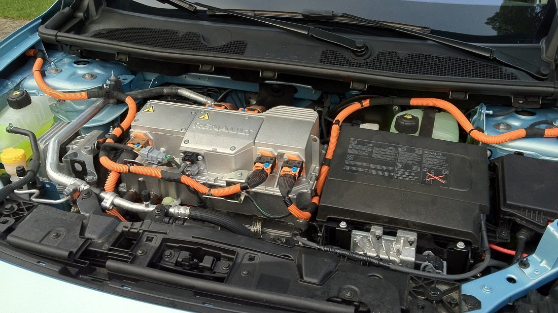 Renault Fluence Z.E. (2011-2014) frunk, front trunk, under hood, storage, cargo, capacity, bonus space
